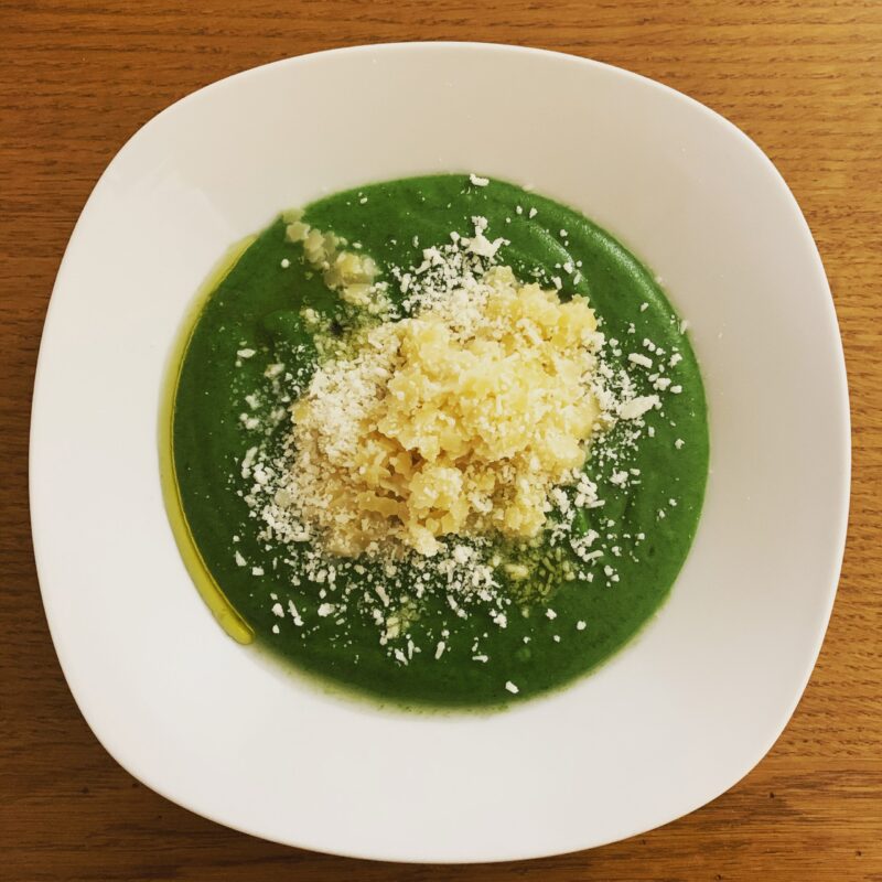 vellutata di patate e spinaci con stelline e pecorino